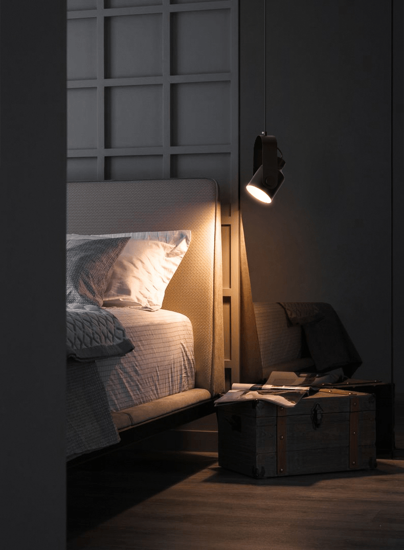 Nordisk hängande spotlight – elegant pendellampa i trä och metall